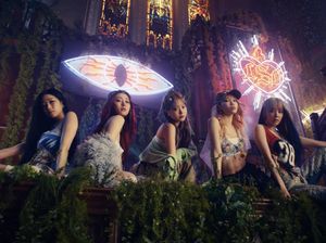 LE SSERAFIM Dikritik Syuting di Gereja, Membernya Pakai Gaun Seksi di Altar