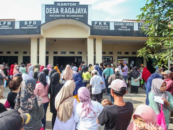 Warga Antre Pembagian Bantuan Beras di Kabupaten Bogor