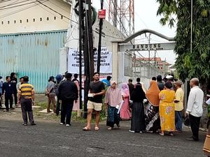 Warga Bandung Lamongan Demo Tuntut Pembongkaran Tower BTS Warga Bandung Lamongan Demo Tuntut Pembongkaran Tower BTS