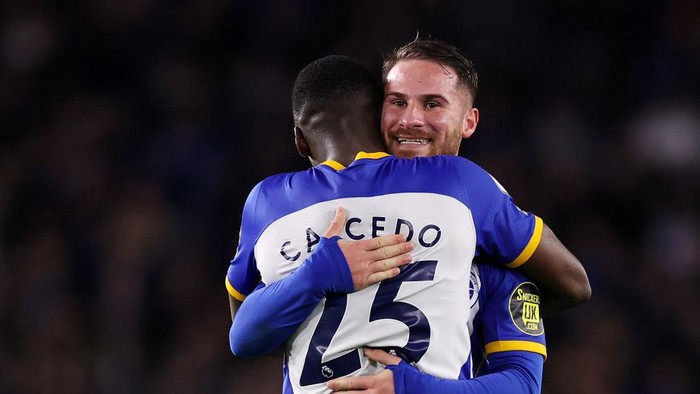BRIGHTON, ENGLAND - MAY 04: Alexis Mac Allister of Brighton & Hove Albion celebrates with teammate Moises Caicedo after the teams victory during the Premier League match between Brighton & Hove Albion and Manchester United at American Express Community Stadium on May 04, 2023 in Brighton, England. (Photo by Ryan Pierse/Getty Images)