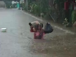 Momen Evakuasi Lansia dan Bayi Terjebak Banjir di Bandar Lampung
