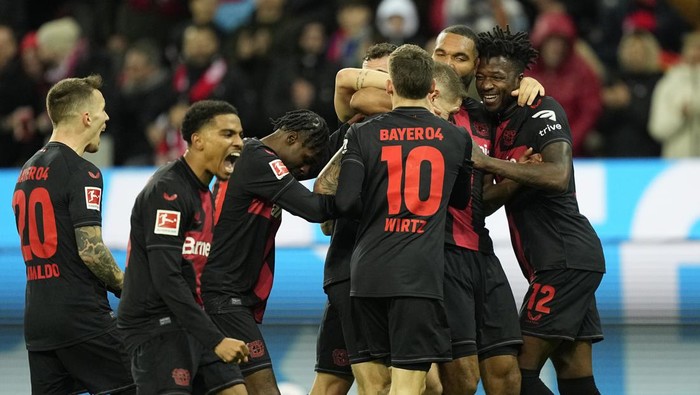Leverkusens team players celebrate after Robert Andrich scored his sides second goal during the German Bundesliga soccer match between Bayer 04 Leverkusen and 1. FSV Mainz 05 at the BayArena in Leverkusen, Germany, Friday, Feb. 23, 2024. (AP Photo/Martin Meissner)