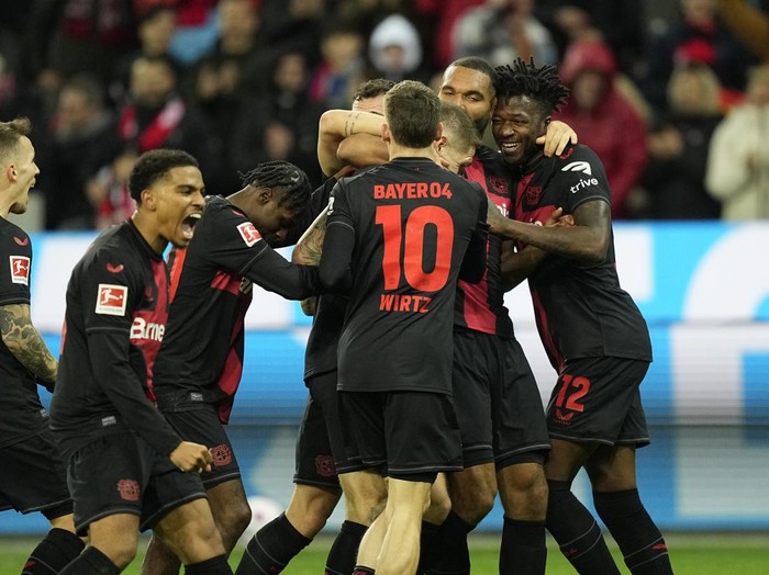 Leverkusen's team players celebrate after Robert Andrich scored his side's second goal during the German Bundesliga soccer match between Bayer 04 Leverkusen and 1. FSV Mainz 05 at the BayArena in Leverkusen, Germany, Friday, Feb. 23, 2024. (AP Photo/Martin Meissner)