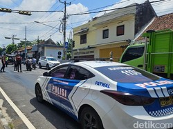 Puluhan Pemotor Jatuh-3 Bule Masuk UGD gegara Ceceran Oli di Klungkung