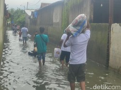 Semangat! Warga Demak Terjang Hujan-Banjir demi Coblosan Susulan