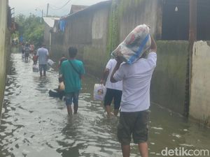 Semangat! Warga Demak Terjang Hujan-Banjir demi Coblosan Susulan Semangat! Warga Demak Terjang Hujan-Banjir demi Coblosan Susulan