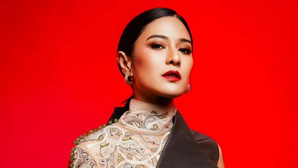 7 Foto Dian Sastrowardoyo Jadi Ratu Adil, Bergaya Femme Fatale