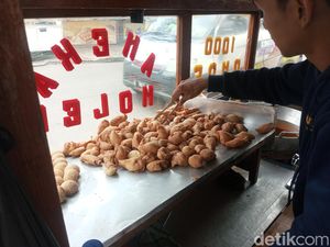 Harapan dari Balik Gerobak Molen Feriyanto Bandung