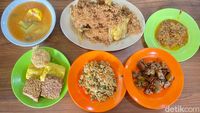 Gurih Nikmat! Ayam Goreng Legendaris di Bogor Bertabur Serundeng