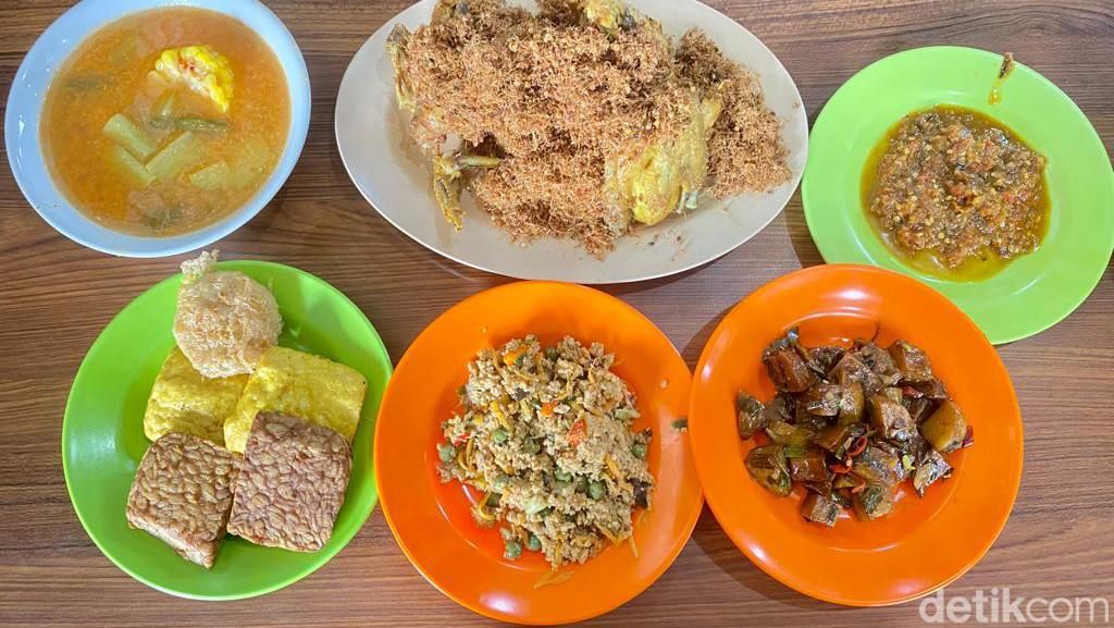Gurih Nikmat! Ayam Goreng Legendaris di Bogor Bertabur Serundeng Gurih Nikmat! Ayam Goreng Legendaris di Bogor Bertabur Serundeng