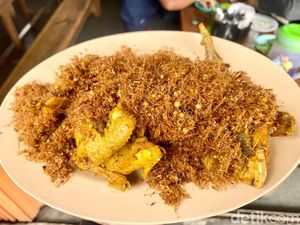 Gurih Wangi! Ayam Goreng Serundeng Legendaris Warung Doyong Sejak 1979 Gurih Wangi! Ayam Goreng Serundeng Legendaris Warung Doyong Sejak 1979