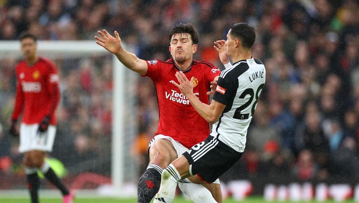 Soccer Football - Premier League - Manchester United v Fulham - Old Trafford, Manchester, Britain - February 24, 2024 Fulhams Sasa Lukic is fouled by Manchester Uniteds Harry Maguire REUTERS/Carl Recine NO USE WITH UNAUTHORIZED AUDIO, VIDEO, DATA, FIXTURE LISTS, CLUB/LEAGUE LOGOS OR LIVE SERVICES. ONLINE IN-MATCH USE LIMITED TO 45 IMAGES, NO VIDEO EMULATION. NO USE IN BETTING, GAMES OR SINGLE CLUB/LEAGUE/PLAYER PUBLICATIONS.