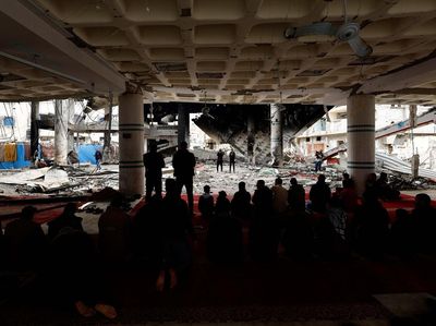 Warga Gaza Salat Jumat di Reruntuhan Masjid