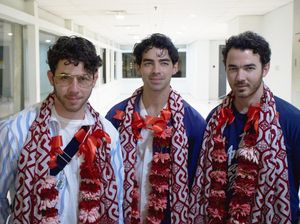 Momen Jonas Brother Tiba di Indonesia Disambut Kalungan Bunga dan Syal Batik Momen Jonas Brother Tiba di Indonesia Disambut Kalungan Bunga dan Syal Batik