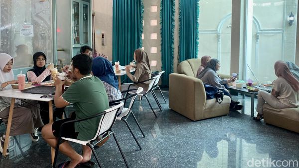 Di Rumah Mewah Ini Kamu Bisa Jajan Jus Buah dan Nasgor