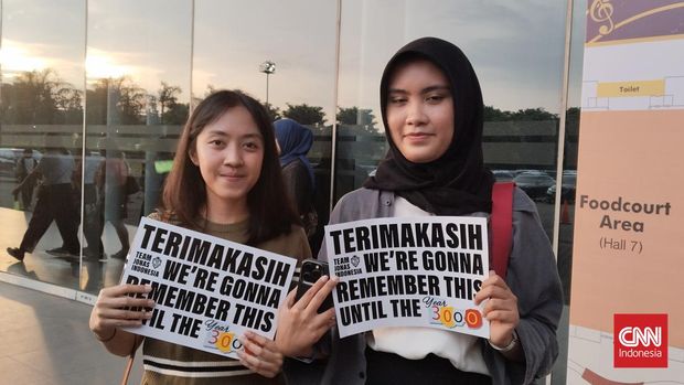 Penggemar menyambut konser perdana Jonas Brother di Indonesia di ICE BSD, Sabtu (24/2).