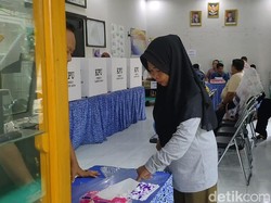 Semangat Rini Salurkan Suara untuk Caleg Pilihannya Saat PSU di Cirebon
