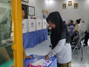 Semangat Rini Salurkan Suara untuk Caleg Pilihannya Saat PSU di Cirebon Semangat Rini Salurkan Suara untuk Caleg Pilihannya Saat PSU di Cirebon