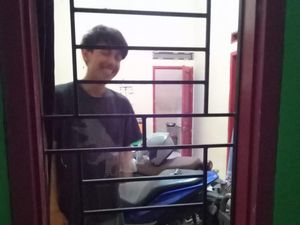 Senyum Yoga Diselamatkan Petugas Damkar Usai Terkunci dalam Kos 2 Hari Senyum Yoga Diselamatkan Petugas Damkar Usai Terkunci dalam Kos 2 Hari