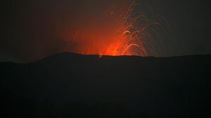 Momen Gunung Marapi Muntahkan Batu Pijar