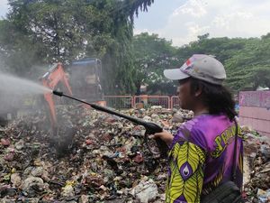 Gunungan Sampah di Terminal Purabaya Disemprot Eco Lindi Agar Tak Berbau Gunungan Sampah di Terminal Purabaya Disemprot Eco Lindi Agar Tak Berbau