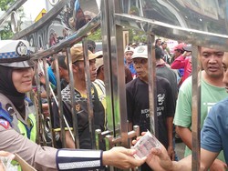 Aksi Humanis Polwan Bagikan Bunga dan Minum Saat Demo di Banjarnegara