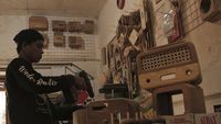 Melihat Produksi Radio Kayu di Cianjur