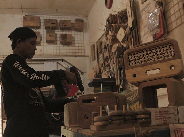 Melihat Produksi Radio Kayu di Cianjur