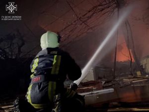 Penampakan Gudang Ekspedisi di Odesa Hangus Dirudal Rusia Penampakan Gudang Ekspedisi di Odesa Hangus Dirudal Rusia