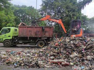 Gunungan Sampah 2 Bulan di Terminal Purabaya Bersih Hanya Dalam Sehari Gunungan Sampah 2 Bulan di Terminal Purabaya Bersih Hanya Dalam Sehari