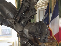 Seniman Ukraina Ubah Puing-puing Bekas Perang Jadi Karya Seni