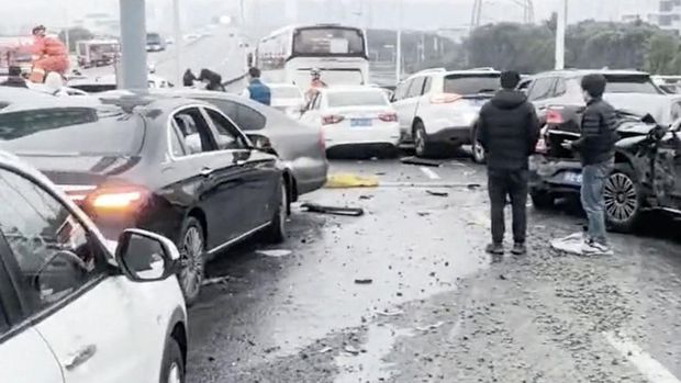 Cars pile up on an overpass during rainy and snowy weather, in Suzhou, Jiangsu, China in this screengrab obtained from a video released on February 23, 2024. Video Obtained By Reuters/via REUTERS THIS IMAGE HAS BEEN SUPPLIED BY A THIRD PARTY NO RESALES. NO ARCHIVES.