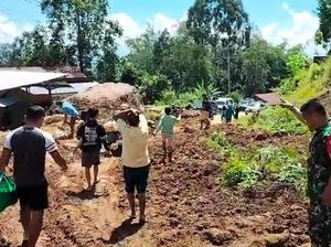 Jalan di Kapalapitu Toraja Utara Tertimbun Longsor Setinggi 2 Meter