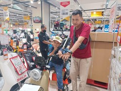 Sayang Anak, Warga Setiabudi Ini Beli Sepeda Listrik Hemat Rp 1,2 Juta di Transmart!