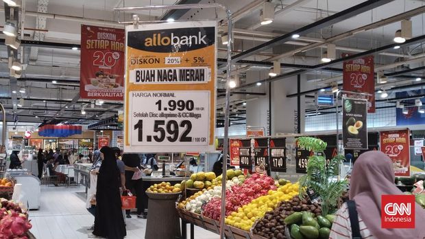 Pengunjung Transmart Kota Kasablanka terpantau membeli buah-buahan yang sedang diskon bertepatan dengan digelarnya Full Day Sale hari ini, Sabtu (24/2).
