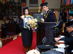 Haru Pengambilan Ijazah 2 Wisudawan UB yang Meninggal Dunia