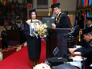 Haru Pengambilan Ijazah 2 Wisudawan UB yang Meninggal Dunia Haru Pengambilan Ijazah 2 Wisudawan UB yang Meninggal Dunia