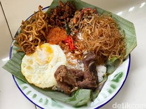 Berusia 134 Tahun, Nasi Uduk Legendaris Aneka Lauk Ini Diantre di Bogor Berusia 134 Tahun, Nasi Uduk Legendaris Aneka Lauk Ini Diantre di Bogor
