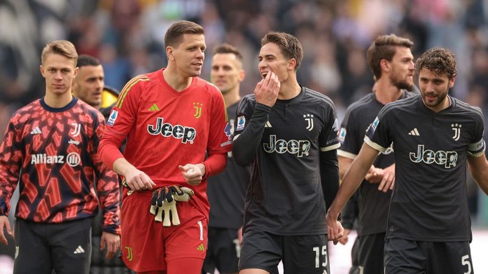 TURIN, ITALY - FEBRUARY 25: Wojciech Szczesny of Juventus reacts with team mate Kenan Yildiz as the team celebrates the 3-2 victory in the Serie A TIM match between Juventus and Frosinone Calcio at  on February 25, 2024 in Turin, Italy. (Photo by Jonathan Moscrop/Getty Images)