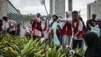 Aksi Anak-anak Bersihkan Sampah di Car Free Day