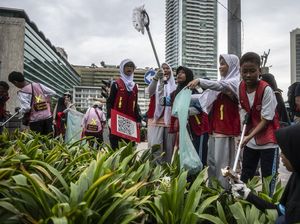 Aksi Anak-anak Bersihkan Sampah di Car Free Day Aksi Anak-anak Bersihkan Sampah di Car Free Day