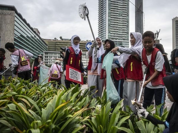 Aksi Anak-anak Bersihkan Sampah di Car Free Day