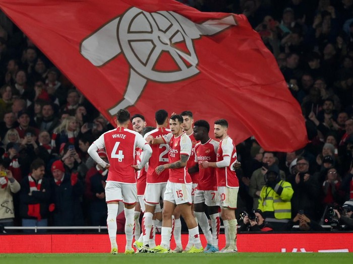 LONDON, ENGLAND - FEBRUARY 24: Bukayo Saka of Arsenal celebrates scoring his team's third goal with teammates during the Premier League match between Arsenal FC and Newcastle United at Emirates Stadium on February 24, 2024 in London, England. (Photo by Justin Setterfield/Getty Images)