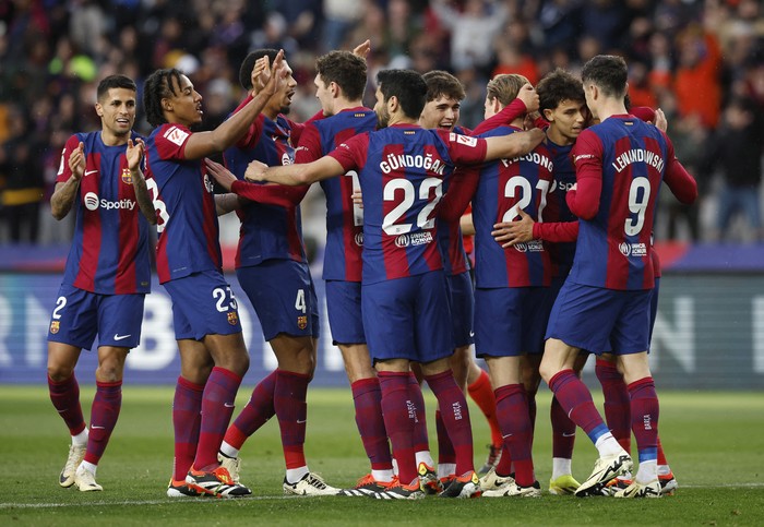 Barcelona Soccer Football - LaLiga - FC Barcelona v Getafe - Estadi Olimpic Lluis Companys, Barcelona, Spain - February 24, 2024 FC Barcelona's Frenkie de Jong celebrates scoring their third goal with teammates REUTERS/Albert Gea