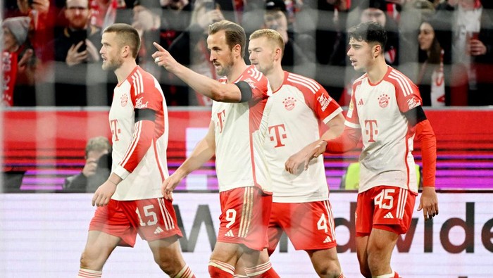 Soccer Football - Bundesliga - Bayern Munich v RB Leipzig - Allianz Arena, Munich, Germany - February 24, 2024 Bayern Munichs Harry Kane celebrates scoring their first goal with Eric Dier, Matthijs de Ligt and Aleksander Pavlovic REUTERS/Angelika Warmuth DFL REGULATIONS PROHIBIT ANY USE OF PHOTOGRAPHS AS IMAGE SEQUENCES AND/OR QUASI-VIDEO.