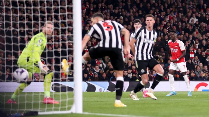 LONDON, ENGLAND - FEBRUARY 24: Bukayo Saka of Arsenal scores his teams third goal during the Premier League match between Arsenal FC and Newcastle United at Emirates Stadium on February 24, 2024 in London, England. (Photo by Julian Finney/Getty Images)