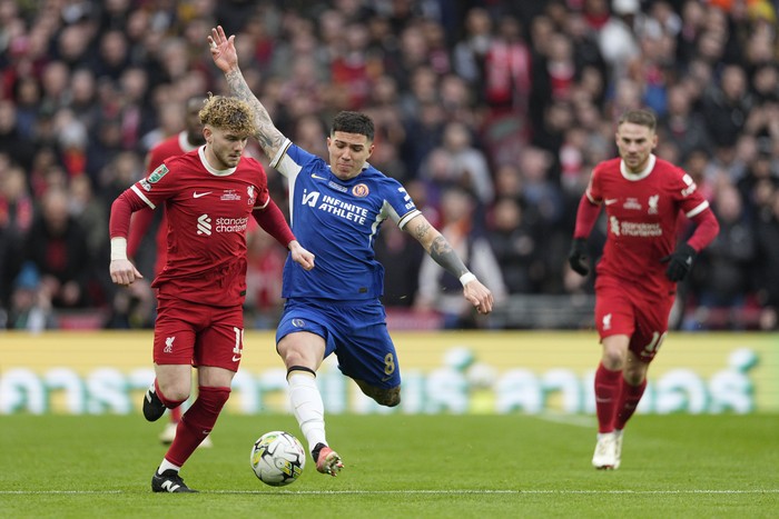 Liverpools Harvey Elliott, left, challenges for the ball with Chelseas Enzo Fernandez during the English League Cup final soccer match between Chelsea and Liverpool at Wembley Stadium in London, Sunday, Feb. 25, 2024. (AP Photo/Dave Shopland)