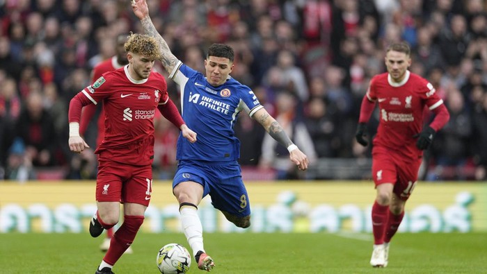 Liverpools Harvey Elliott, left, challenges for the ball with Chelseas Enzo Fernandez during the English League Cup final soccer match between Chelsea and Liverpool at Wembley Stadium in London, Sunday, Feb. 25, 2024. (AP Photo/Dave Shopland)