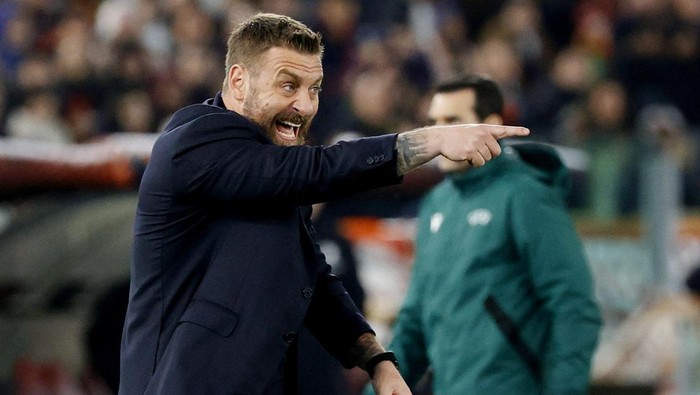 Soccer Football - Europa League - Play-Off - Second Leg - AS Roma v Feyenoord - Stadio Olimpico, Rome, Italy - February 22, 2024 AS Roma coach Daniele De Rossi reacts during extra time REUTERS/Ciro De Luca