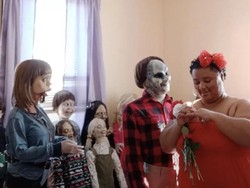 Wanita Ini Menikah dengan Boneka Alien, Dihadiri 10 Anak Boneka